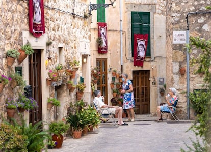 Una de las calles de la localidad de Valldemossa.