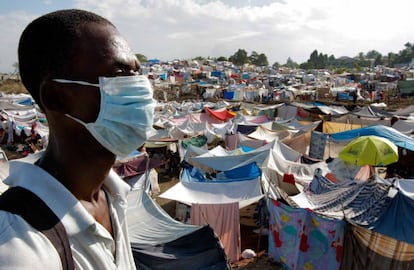 Un hombre se protege con una mascarilla en el campamento de refugiados de Nan Charles (19/01/2010)