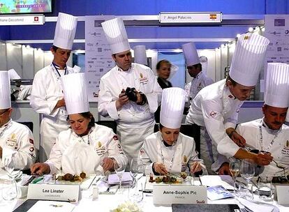 Un grupo de cocineros europeos examina y prueba algunos de los platos a concurso en el Premio Bocuse d'Or en Stavanger (Noruega).