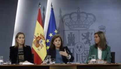 La vicepresidenta del Gobierno, Soraya Saenz de Santamaría (c), junto a las ministras de Fomento, Ana Pastor (i), y Sanidad, Ana Mato (d), durante la rueda de prensa que han ofrecido tras la reunión del Consejo de Ministros celebrado hoy en el Palacio de La Moncloa, en Madrid.