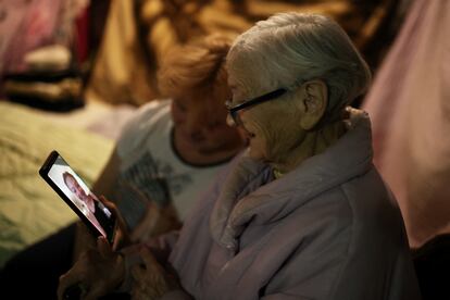 En la imagen, Maria Nikolaevna, de 92 años, hablaba el 23 de julio por videoconferencia con su nieta Masha, de 31, que vive en Nueva York. Maria vive con su hija, Natalya, y su yerno, dentro de un sótano desde el comienzo de la guerra, en el norte de Saltivka, una de las zonas residenciales más dañadas de Járkov. La ciudad está situada en el este de Ucrania, muy cercana a la frontera con Rusia.