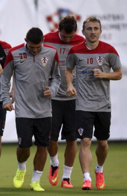 Modric, à direita, seguido de Mandzukic
