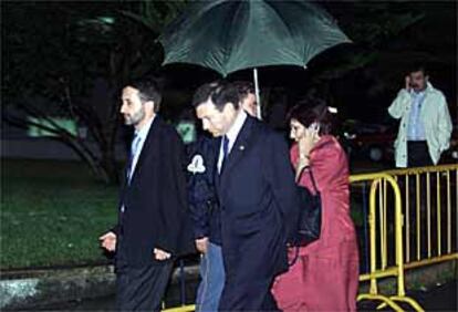 Imaz e Ibarretxe a su llegada al hospital Nuestra Señora de Arantzazu en San Sebastián.