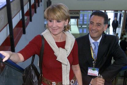 Esperanza Aguirre y Alberto López Viejo en un acto electoral en abril de 2003.
