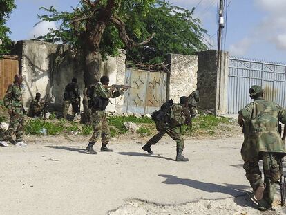 Tropas gubernamentales y de la Unión Africana avanzan en una calle del barrio Yaqshid de Mogadiscio.