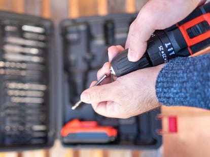 Artículo de EL PAÍS Escaparate sobre un maletín de herramientas de Bosch que arrasa en ventas.