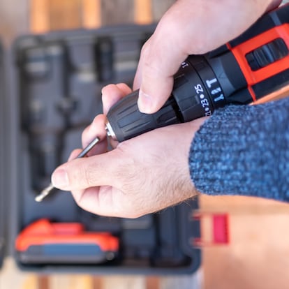Artículo de EL PAÍS Escaparate sobre un maletín de herramientas de Bosch que arrasa en ventas.