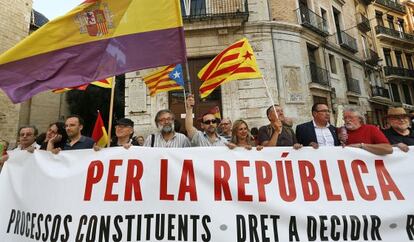 Concentraci&oacute;n en la plaza de la Virgen de Valencia por la Rep&uacute;blica. 