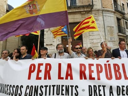 Concentraci&oacute;n en la plaza de la Virgen de Valencia por la Rep&uacute;blica. 