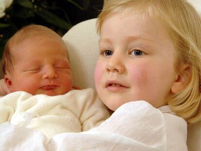 La princesa belga Elizabeth con su hermanito Emmanuel