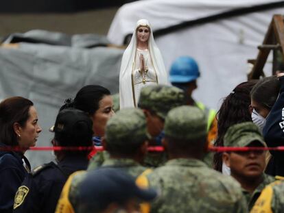 Una figura religiosa permanece durante las labores de b&uacute;squeda en el edificio de &Aacute;lvaro Obreg&oacute;n 