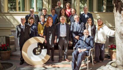 Foto de familia de los Premios Nacionales de Cultura de este año con los miembros del Conca.