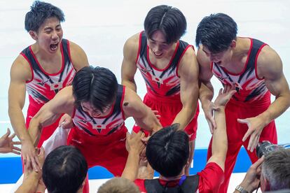 El equipo japonés celebra la victoria en el Mundial de gimnasia.