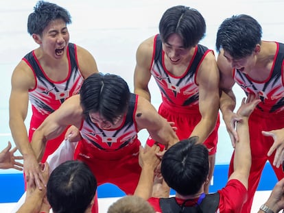 El equipo japonés celebra la victoria en el Mundial de gimnasia.