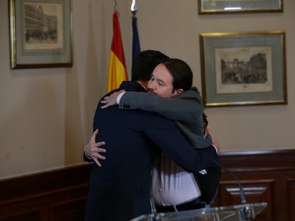 El abrazo entre Pedro Sánchez y Pablo Iglesias tras firmar el acuerdo de gobierno en noviembre de 2019.