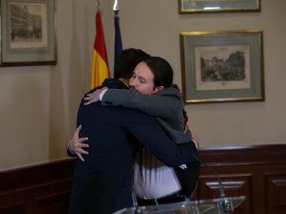 El abrazo entre Pedro Sánchez y Pablo Iglesias tras firmar el acuerdo de gobierno en noviembre de 2019.