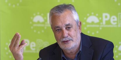Griñán, en un momento de la charla con los periodistas parlamentarios.