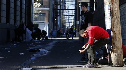 Un hombre se inyecta drogas en un callejón del Downtown Eastside de Vancouver, Canadá, en abril de 2020. 