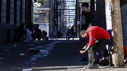 Un hombre se inyecta drogas en un callejn del Downtown Eastside de Vancouver, Canad, en abril de 2020. 