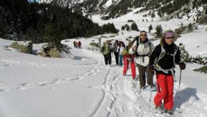 Un grupo de excursionistas con raquetas de nieve en la sierra de Guadarrama.