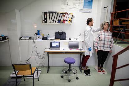 Jaime López-Seoane measures Victoria Toro’s height for the trial.