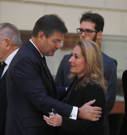 El Ministro de Justicia Rafael Catalá, saluda a la viuda de José Manuel Maza, Marta Raspall.