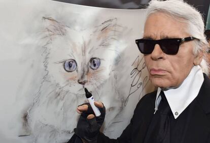 Karl Lagerfeld con un dibujo de su gata 'Choupette' en una exposición en Berlín en febrero de 2015.