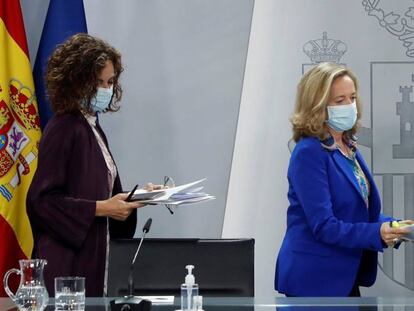 La ministra de Hacienda y portavoz del Gobierno, María Jesús Montero (i), y la vicepresidenta económica, Nadia Calviño, el martes tras el Consejo de Ministros.