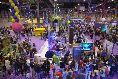 Los visitantes hacen cola para visitar los puestos de la séptima edición de juvenalia en Ifema.