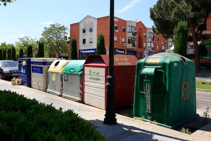Contenedores para el reciclaje en una calle de Madrid, el pasado 17 de mayo.