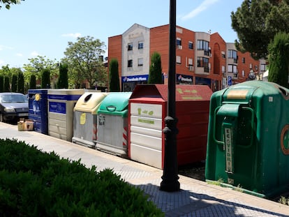 Contenedores para el reciclaje en una calle de Madrid, el pasado 17 de mayo.