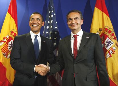 Obama y el presidente del Gobierno español, José Luis Rodríguez Zapatero, se saludan en su comparecencia ante los medios antes de la reunión bilateral en Praga.