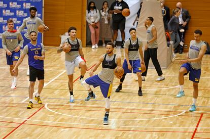 Stephen Curry (center) with the Golden State Warriors at a training session in Tokyo, where the NBA preseason will begin.