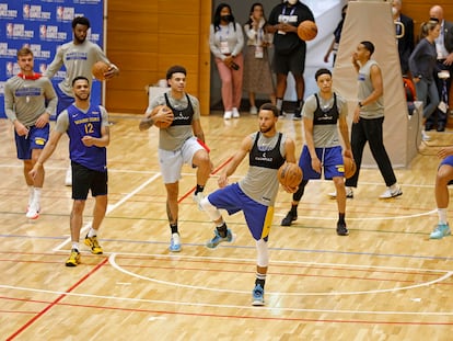 Stephen Curry junto a otros jugadores de los Golden State Warriors en un entrenamiento en Tokio, donde comenzará la pretemporada de la NBA, este jueves.
