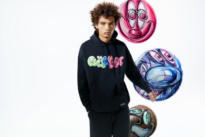 Una imagen de la colaboración Kenny Scharf x P&B cuya sudadera lleva estampado el logo que Scharf ha reinterpretado para la firma.