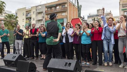 El Cor Rebel actuando en un mitin de Colau en Nou Barris.