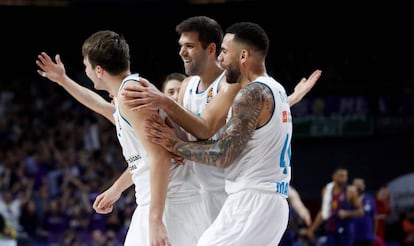 Felipe y Taylor felicitan a Doncic tras su triple desde 20 metros