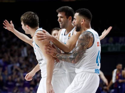 Felipe y Taylor felicitan a Doncic tras su triple desde 20 metros