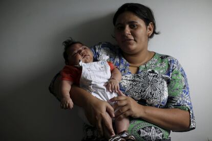 Maria Germana, de 22 años, posa con Antonny, de 2 meses edad, que es su segundo hijo y nacido con microcefalia, en el hospital Pedro I en Campina Grande, Brasil.