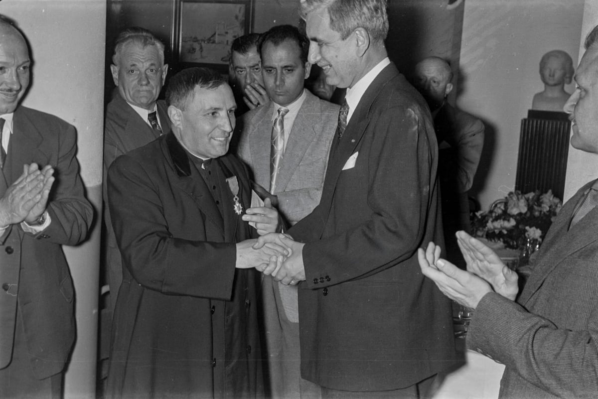 Núria Cadenes arrisca i guanya: una brillant atmosfera de postguerra ‘Qui salva una vida’