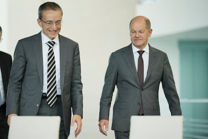 German Chancellor Olaf Scholz, right, and Intel CEO Pat Gelsinger, 2023