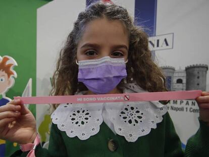 Una niña, tras finalizar su vacunación contra la Covid, en Nápoles (Italia).