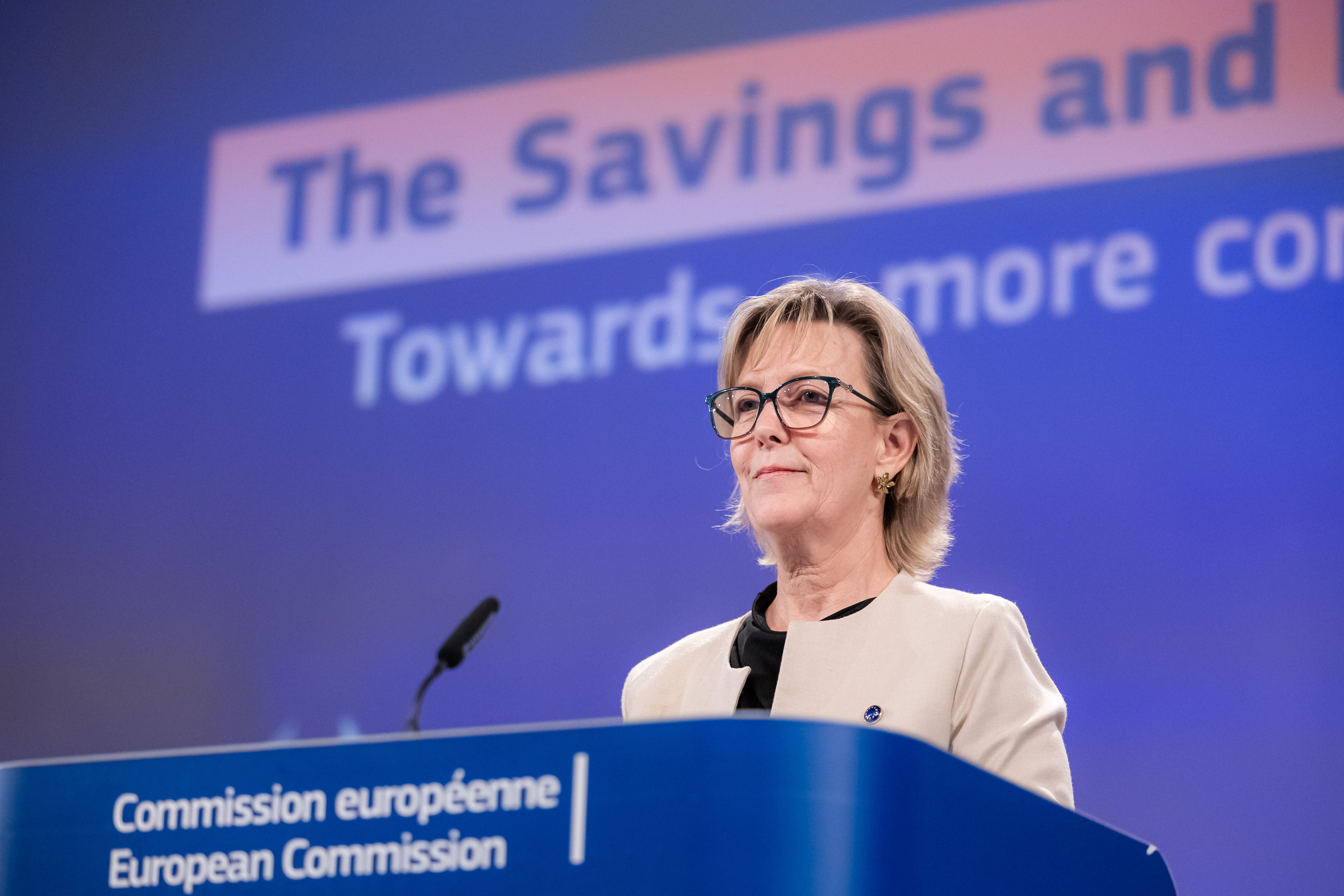 Bruselas critica a los Gobiernos por obstaculizar fusiones bancarias y advierte de que actuará para evitarlo