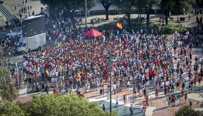 Cerca de 500 personas frente a la pantalla, todav&iacute;a sin funcionar