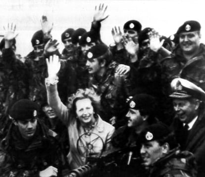 La primera ministra británica, Margareth Thatcher, visita a las tropas de la compañía y del Primer Batallón del Regimiento Real Hampshire, 'Los Tigres', en una visita sorpresa a Goose Green, en las islas Malvinas, durante la guerra con Argentina en 1982.