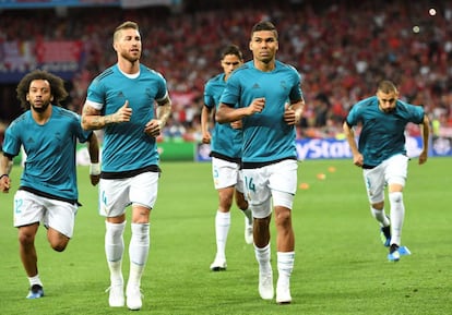 Los jugadores del Real Madrid, Sergio Ramos y Casemiro, durante el calentamiento.