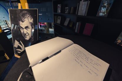 Libros de condolencias en la biblioteca Milan Kundera de Brno.