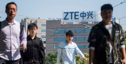 Logotipo de ZTE en un edificio de oficinas en Shanghái.