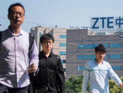 Logotipo de ZTE en un edificio de oficinas en Shanghái.