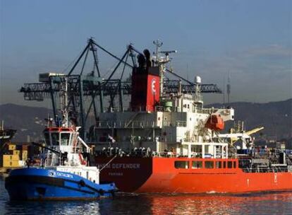 Entrada en el puerto del barco con agua procedente de Tarragona. 

Muestras de agua del barco para ser analizadas.